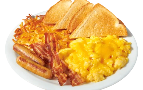 Tres huevos revueltos con queso Cheddar, acompañados de tocino, salchichas y pan tostado. Una opción perfecta para arrancar el día en nuestro restaurante 24 horas, donde el ambiente familiar siempre te espera.