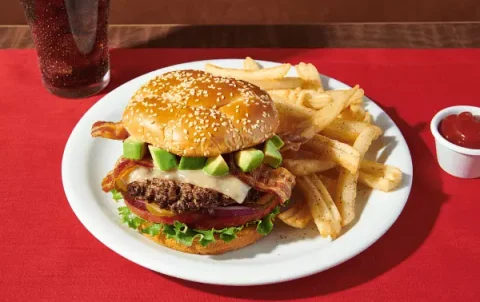 Tocino crujiente, aguacate fresco y queso Cheddar en un pan de hamburguesa. El placer de comer bien no tiene horario en este restaurante 24 horas, así que celebremos juntos con un bocado delicioso.