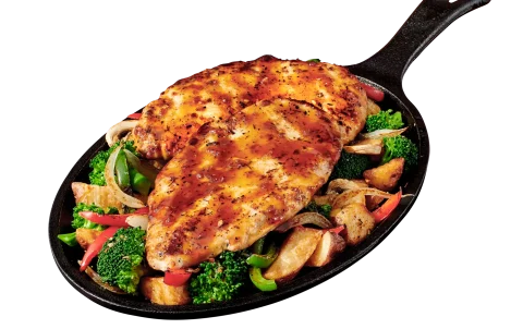 Pechuga de pollo con glaseado de salsa Bourbon y vegetales asados. Preparado en sartén caliente para una experiencia única en nuestro restaurante 24 horas.