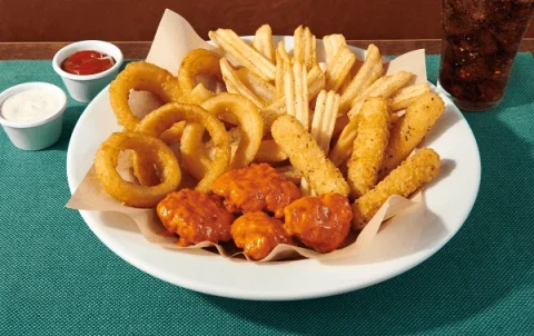 Una combinación irresistible de tiras de pollo, aros de cebolla y palitos de queso mozzarella. Porque en nuestro restaurante 24 horas, siempre hay una razón para juntarse y decir: celebremos juntos.