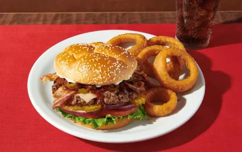 Una hamburguesa con un toque picante gracias a los jalapeños y la salsa de cinco pimientos. Ideal para quienes buscan un sabor intenso en el ambiente familiar de nuestro restaurante 24 horas.