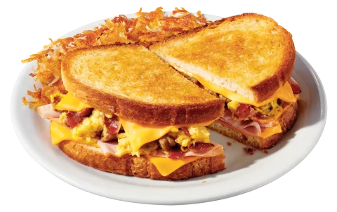 Nuestro desayuno estrella en un sándwich con huevos revueltos, tocino, jamón y queso. No importa la hora, en este restaurante 24 horas siempre hay un lugar para vos y tu familia.