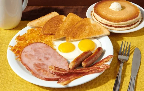 Disfrutá un desayuno bien completo con pancakes, jamón a la parrilla, tocino, salchichas y huevos. En nuestro restaurante 24 horas, siempre hay una razón para un buen desayuno. ¡Celebremos juntos en un ambiente familiar!
