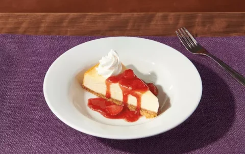 Un clásico cheesecake con topping de fresa. Disfrutalo con amigos o en familia en el mejor restaurante 24 horas.