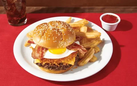 ¿Desayuno o almuerzo? No importa la hora, esta hamburguesa con Hash Browns, huevo y tocino es perfecta en cualquier momento. Solo en tu restaurante 24 horas favorito con el mejor ambiente familiar.
