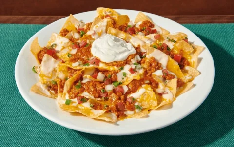 Nachos crujientes cubiertos con queso, carne sazonada y pico de gallo. Un platillo que sabe mejor en un ambiente familiar lleno de buenos momentos.